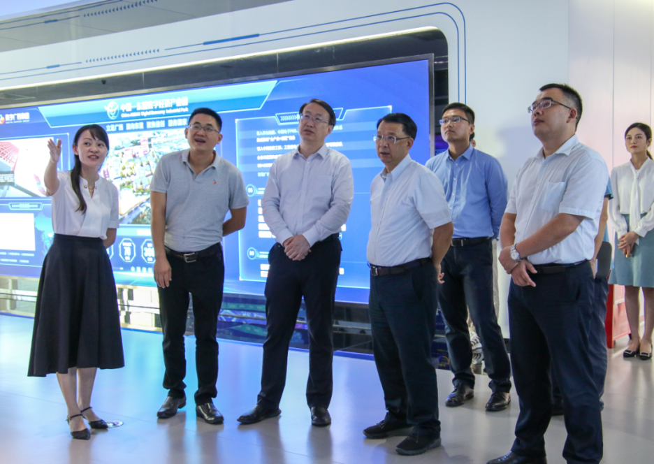 2021·聚焦东博会丨财政部经济建设司副司长李海南一行到广投数字经济示范基地调研