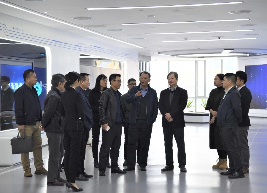 广西北部湾投资集团有限公司副总经理李定伦到数字广西集团走访调研